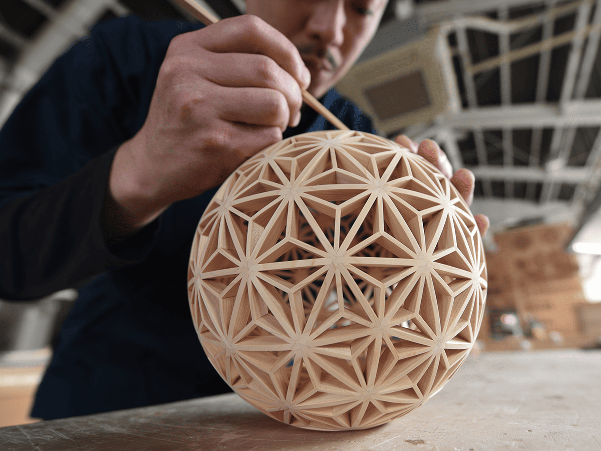 タニハタ組子技術の結晶「球体組子」作業風景2