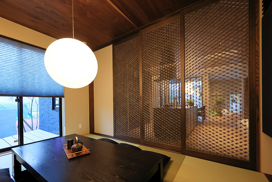 大和ハウス工業株式会社様 岡崎展示場 麻の葉(利休杉) 和室から 組子細工